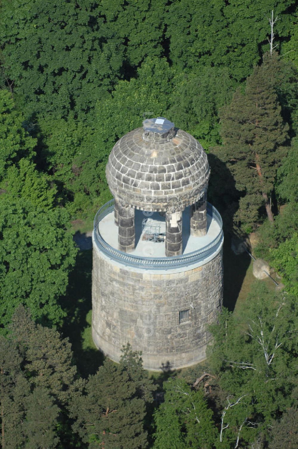 Aerial image HALBERSTADT - Blick auf den Bismarckturm im Landschaftsschutzpark Spiegelsberge in Halberstadt. Seitlich von der Halle führen zwei Treppen mit 29 Kunststeinstufen zur ersten und 17 Eisenstufen einer Wendeltreppe zur Aussichtsplattform. Über der Aussichtsplattform erhebt sich auf fünf wuchtigen Säulen ein Kuppelbau mit rundem Feuerbecken. Nach dem 2. Weltkrieg wurde der Bismarckturm in Turm des Friedens umbenannt. Der Turm wurde nicht saniert. Im Jahr 1965 hatte man die Idee, den Turm in eine Volkssternwarte umzubauen. Dieser Gedanke wurde aber wieder verworfen. Nach der Wende wurde der Turm 1992 unter Denkmalschutz gestellt und in den Jahren 1996-98 saniert (Wiedereröffnung am 21.07.1998). Die Rückbenennung in Bismarckturm erfolgte ca. 1992.