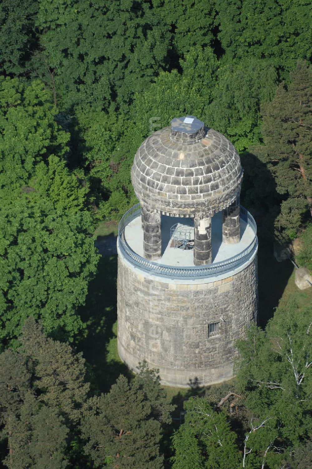 Aerial photograph HALBERSTADT - Blick auf den Bismarckturm im Landschaftsschutzpark Spiegelsberge in Halberstadt. Seitlich von der Halle führen zwei Treppen mit 29 Kunststeinstufen zur ersten und 17 Eisenstufen einer Wendeltreppe zur Aussichtsplattform. Über der Aussichtsplattform erhebt sich auf fünf wuchtigen Säulen ein Kuppelbau mit rundem Feuerbecken. Nach dem 2. Weltkrieg wurde der Bismarckturm in Turm des Friedens umbenannt. Der Turm wurde nicht saniert. Im Jahr 1965 hatte man die Idee, den Turm in eine Volkssternwarte umzubauen. Dieser Gedanke wurde aber wieder verworfen. Nach der Wende wurde der Turm 1992 unter Denkmalschutz gestellt und in den Jahren 1996-98 saniert (Wiedereröffnung am 21.07.1998). Die Rückbenennung in Bismarckturm erfolgte ca. 1992.