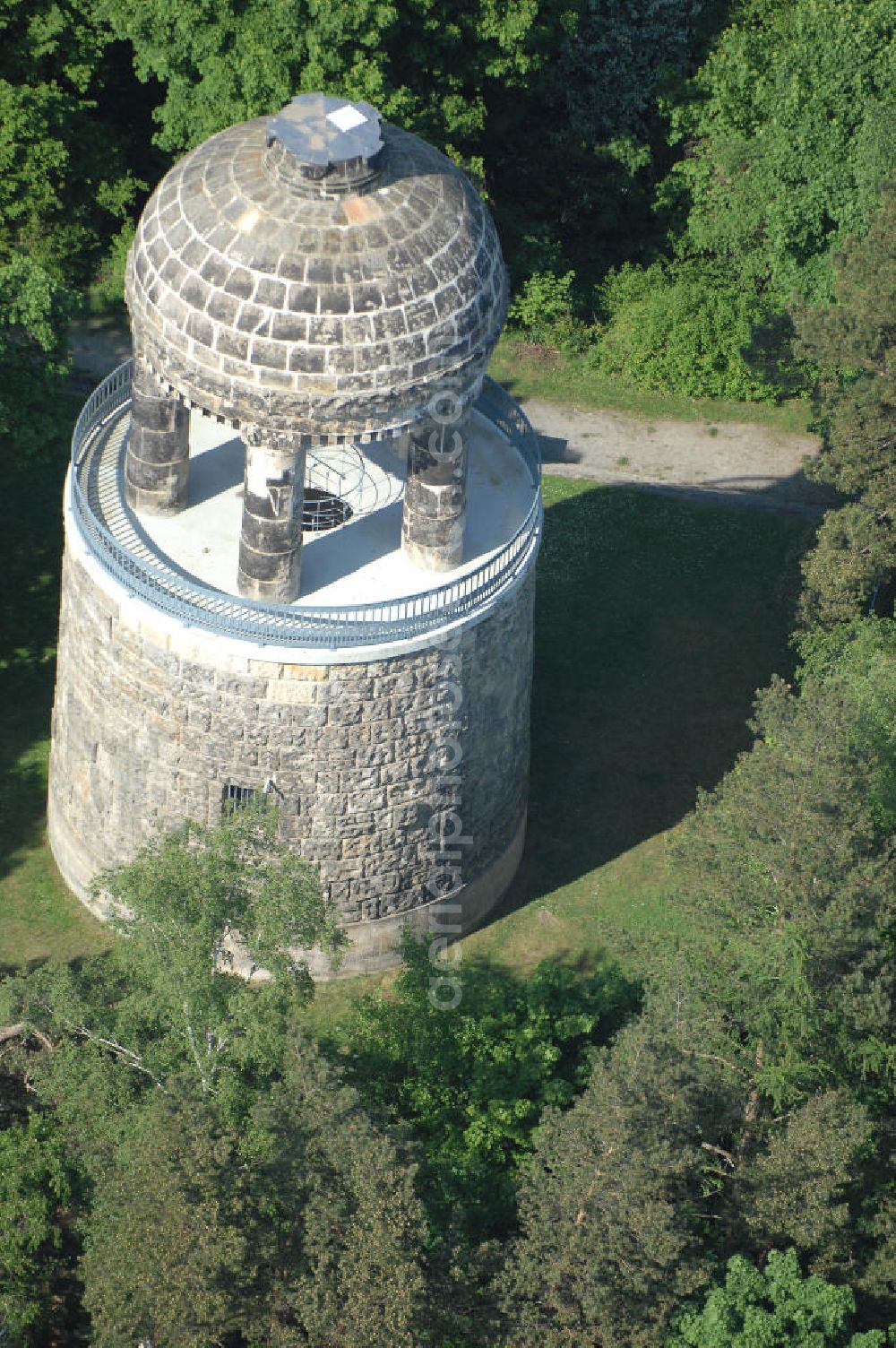 HALBERSTADT from above - Blick auf den Bismarckturm im Landschaftsschutzpark Spiegelsberge in Halberstadt. Seitlich von der Halle führen zwei Treppen mit 29 Kunststeinstufen zur ersten und 17 Eisenstufen einer Wendeltreppe zur Aussichtsplattform. Über der Aussichtsplattform erhebt sich auf fünf wuchtigen Säulen ein Kuppelbau mit rundem Feuerbecken. Nach dem 2. Weltkrieg wurde der Bismarckturm in Turm des Friedens umbenannt. Der Turm wurde nicht saniert. Im Jahr 1965 hatte man die Idee, den Turm in eine Volkssternwarte umzubauen. Dieser Gedanke wurde aber wieder verworfen. Nach der Wende wurde der Turm 1992 unter Denkmalschutz gestellt und in den Jahren 1996-98 saniert (Wiedereröffnung am 21.07.1998). Die Rückbenennung in Bismarckturm erfolgte ca. 1992.