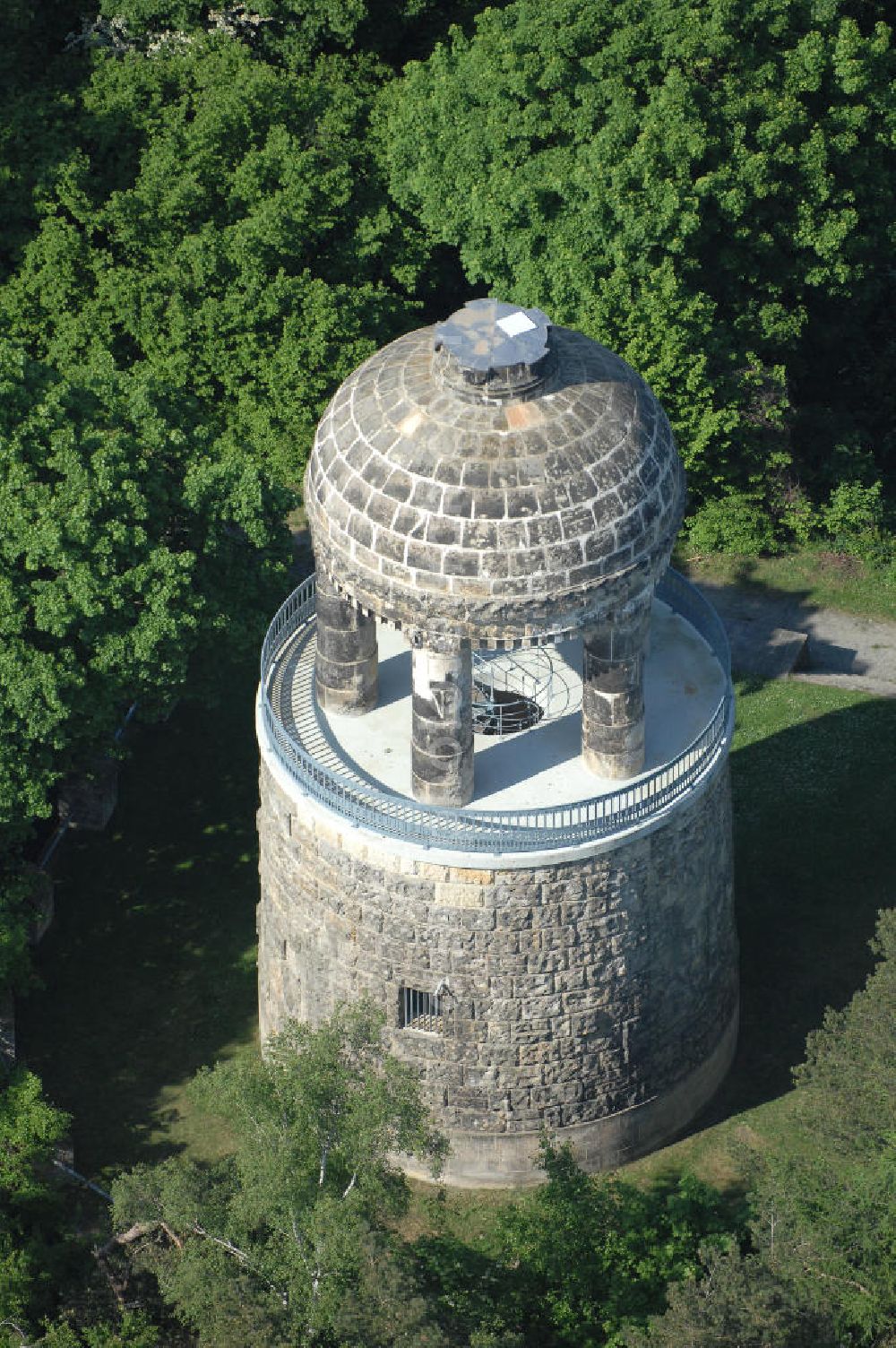 Aerial image HALBERSTADT - Blick auf den Bismarckturm im Landschaftsschutzpark Spiegelsberge in Halberstadt. Seitlich von der Halle führen zwei Treppen mit 29 Kunststeinstufen zur ersten und 17 Eisenstufen einer Wendeltreppe zur Aussichtsplattform. Über der Aussichtsplattform erhebt sich auf fünf wuchtigen Säulen ein Kuppelbau mit rundem Feuerbecken. Nach dem 2. Weltkrieg wurde der Bismarckturm in Turm des Friedens umbenannt. Der Turm wurde nicht saniert. Im Jahr 1965 hatte man die Idee, den Turm in eine Volkssternwarte umzubauen. Dieser Gedanke wurde aber wieder verworfen. Nach der Wende wurde der Turm 1992 unter Denkmalschutz gestellt und in den Jahren 1996-98 saniert (Wiedereröffnung am 21.07.1998). Die Rückbenennung in Bismarckturm erfolgte ca. 1992.