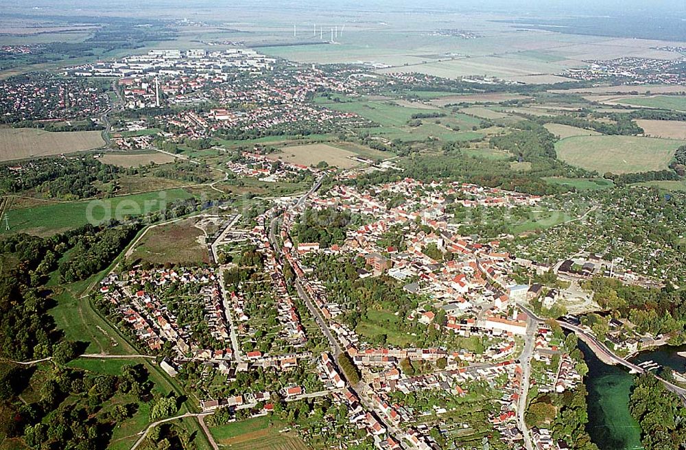 Aerial photograph Bitterfeld/ Sachsen-Anhalt - Stadtzentrum Bitterfeld mit Blick auf das Industriegebiet