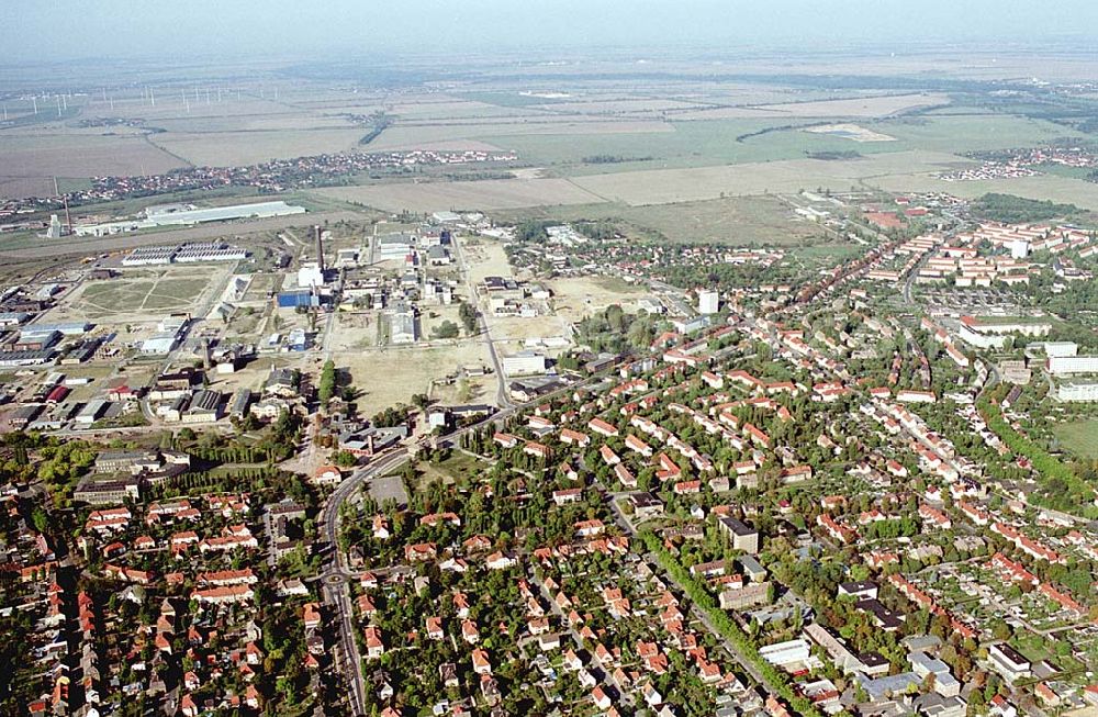 Bitterfeld/ Sachsen-Anhalt from above - Stadtzentrum Bitterfeld mit Blick auf das Industriegebiet