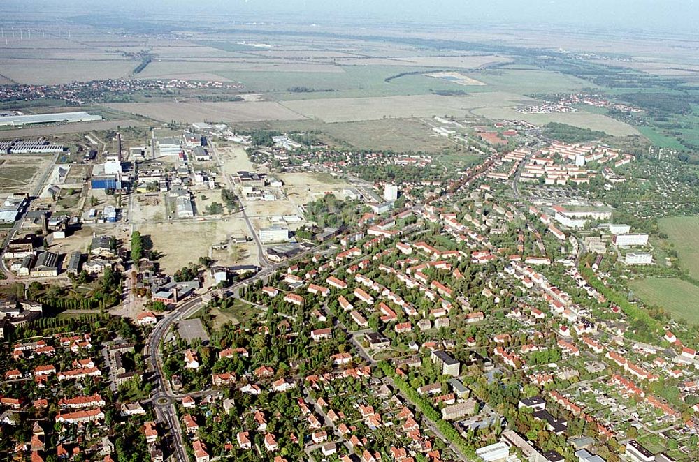 Bitterfeld/ Sachsen-Anhalt from the bird's eye view: Stadtzentrum Bitterfeld mit Blick auf das Industriegebiet