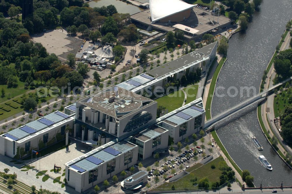 Aerial photograph Berlin - Blick auf das BKA Bundeskanzleramt im Regierungsviertel am Tiergarten. Seit 2001 dient ein von Axel Schultes entworfener Neubau im Berliner Spreebogen, durch den Platz der Republik vom Reichstagsgebäude getrennt, als Behördensitz. Das Gebäude öffnet sich zu einem zentralen Platz gegenüber dem Paul-Löbe-Haus, der als Bürgerforum gestaltet werden soll. Es ist Teil der „Band des Bundes“ genannten Gebäudegruppe am Spreebogenpark.