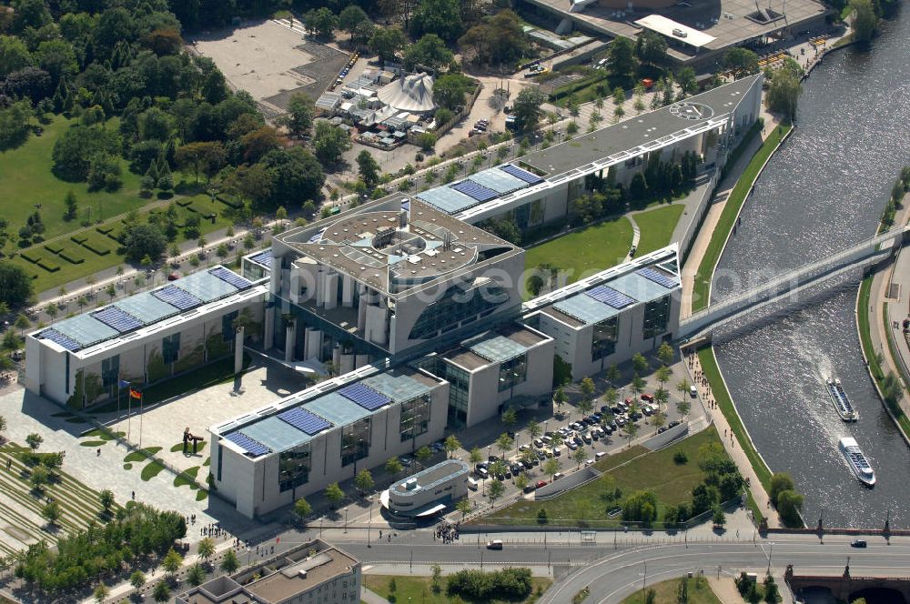 Berlin from above - Blick auf das BKA Bundeskanzleramt im Regierungsviertel am Tiergarten. Seit 2001 dient ein von Axel Schultes entworfener Neubau im Berliner Spreebogen, durch den Platz der Republik vom Reichstagsgebäude getrennt, als Behördensitz. Das Gebäude öffnet sich zu einem zentralen Platz gegenüber dem Paul-Löbe-Haus, der als Bürgerforum gestaltet werden soll. Es ist Teil der „Band des Bundes“ genannten Gebäudegruppe am Spreebogenpark.