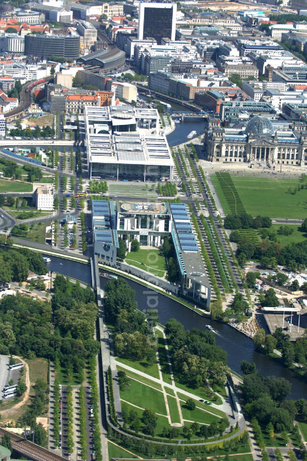 Berlin from the bird's eye view: Blick auf das BKA Bundeskanzleramt im Regierungsviertel am Tiergarten. Seit 2001 dient ein von Axel Schultes entworfener Neubau im Berliner Spreebogen, durch den Platz der Republik vom Reichstagsgebäude getrennt, als Behördensitz. Das Gebäude öffnet sich zu einem zentralen Platz gegenüber dem Paul-Löbe-Haus, der als Bürgerforum gestaltet werden soll. Es ist Teil der „Band des Bundes“ genannten Gebäudegruppe am Spreebogenpark.