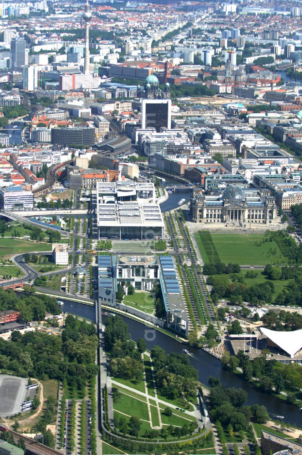 Aerial image Berlin - Blick auf das BKA Bundeskanzleramt im Regierungsviertel am Tiergarten. Seit 2001 dient ein von Axel Schultes entworfener Neubau im Berliner Spreebogen, durch den Platz der Republik vom Reichstagsgebäude getrennt, als Behördensitz. Das Gebäude öffnet sich zu einem zentralen Platz gegenüber dem Paul-Löbe-Haus, der als Bürgerforum gestaltet werden soll. Es ist Teil der „Band des Bundes“ genannten Gebäudegruppe am Spreebogenpark.