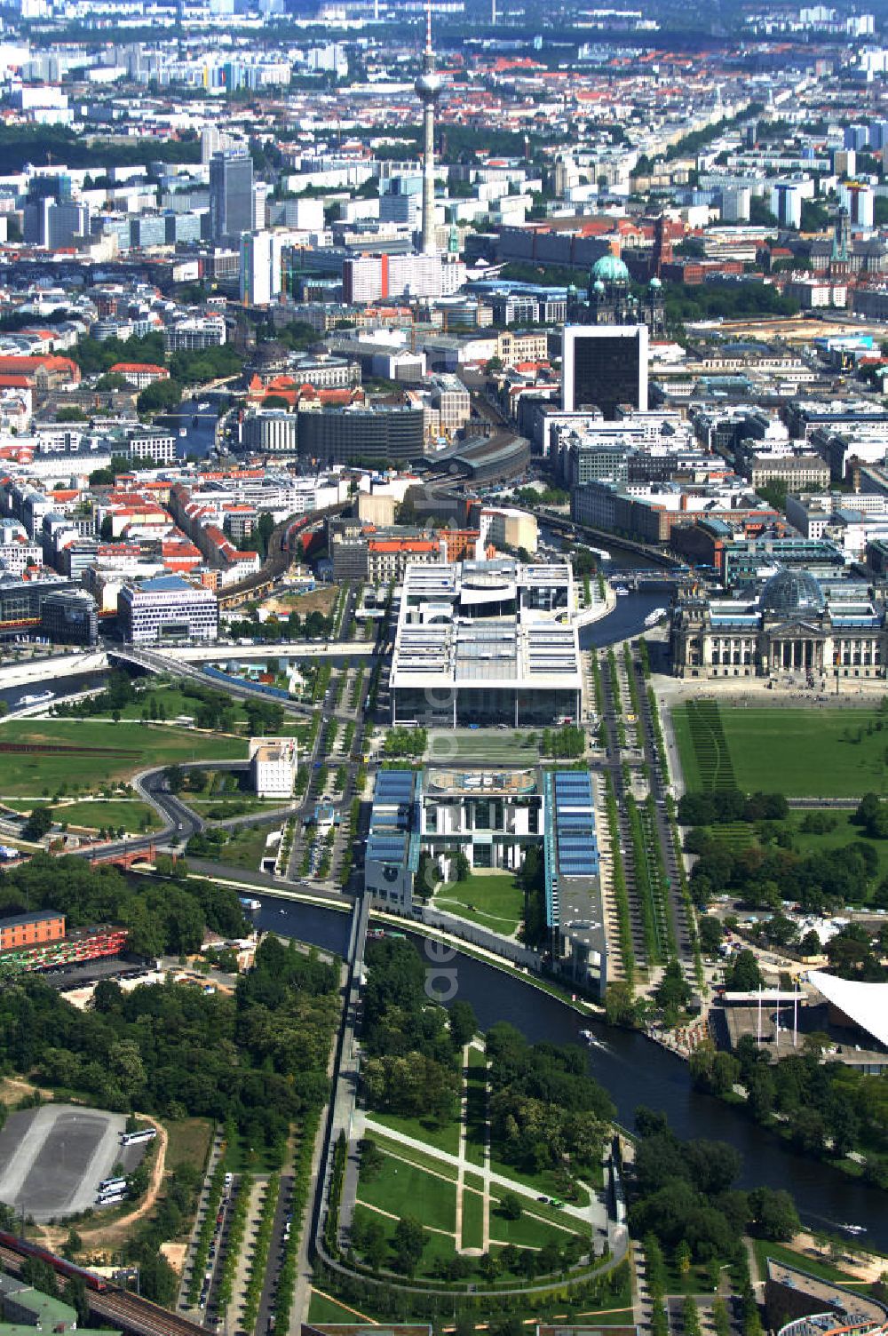 Aerial photograph Berlin - Blick auf das BKA Bundeskanzleramt im Regierungsviertel am Tiergarten. Seit 2001 dient ein von Axel Schultes entworfener Neubau im Berliner Spreebogen, durch den Platz der Republik vom Reichstagsgebäude getrennt, als Behördensitz. Das Gebäude öffnet sich zu einem zentralen Platz gegenüber dem Paul-Löbe-Haus, der als Bürgerforum gestaltet werden soll. Es ist Teil der „Band des Bundes“ genannten Gebäudegruppe am Spreebogenpark.