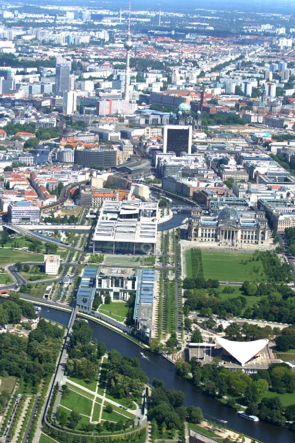 Berlin from above - Blick auf das BKA Bundeskanzleramt im Regierungsviertel am Tiergarten. Seit 2001 dient ein von Axel Schultes entworfener Neubau im Berliner Spreebogen, durch den Platz der Republik vom Reichstagsgebäude getrennt, als Behördensitz. Das Gebäude öffnet sich zu einem zentralen Platz gegenüber dem Paul-Löbe-Haus, der als Bürgerforum gestaltet werden soll. Es ist Teil der „Band des Bundes“ genannten Gebäudegruppe am Spreebogenpark.