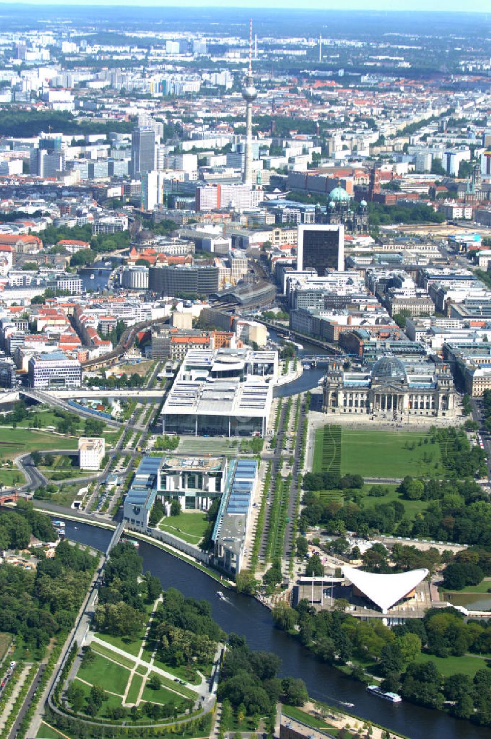 Berlin from the bird's eye view: Blick auf das BKA Bundeskanzleramt im Regierungsviertel am Tiergarten. Seit 2001 dient ein von Axel Schultes entworfener Neubau im Berliner Spreebogen, durch den Platz der Republik vom Reichstagsgebäude getrennt, als Behördensitz. Das Gebäude öffnet sich zu einem zentralen Platz gegenüber dem Paul-Löbe-Haus, der als Bürgerforum gestaltet werden soll. Es ist Teil der „Band des Bundes“ genannten Gebäudegruppe am Spreebogenpark.