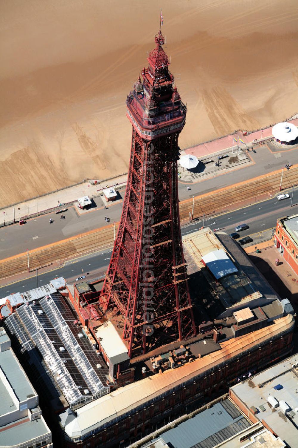 Aerial photograph Blackpool - Blick auf den Blackpooltower am Per im Küstenbereich Blackpools an der Irischen See. View of Blackpool-Tower of Blackpool on the Irish Sea.