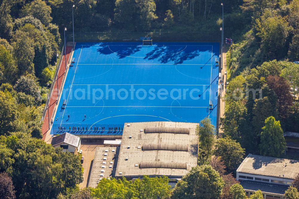 Aerial photograph Velbert - Green colored tennis sports complex of Hockey Club Rot-Weiss 1922 e. V. Velbert on Poststrasse in Velbert in the state North Rhine-Westphalia, Germany