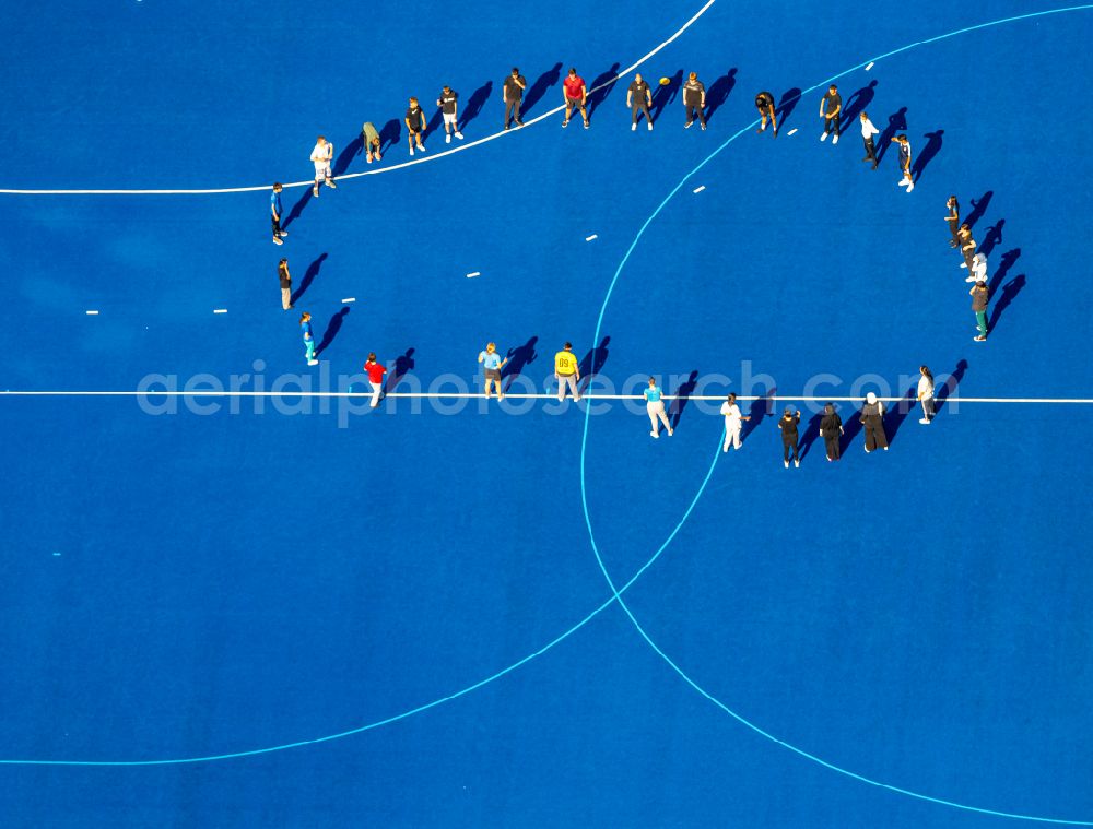 Velbert from the bird's eye view: Green colored tennis sports complex of Hockey Club Rot-Weiss 1922 e. V. Velbert on Poststrasse in Velbert in the state North Rhine-Westphalia, Germany