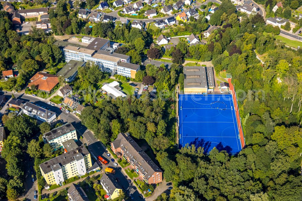 Aerial image Velbert - Green colored tennis sports complex of Hockey Club Rot-Weiss 1922 e. V. Velbert on Poststrasse in Velbert in the state North Rhine-Westphalia, Germany