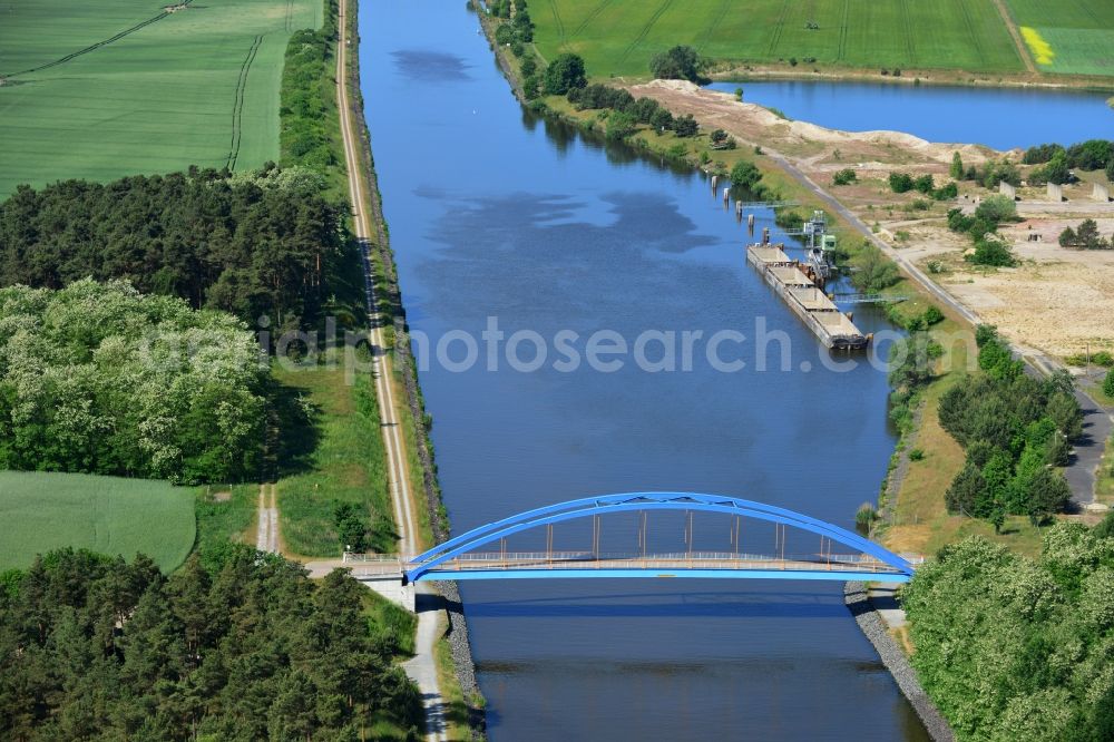 Burg (bei Magdeburg) from the bird's eye view: Blue bridge over the Elbe-Havel-Kanal at the gravel pit of Niegripp in the West of the town of Burg (bei Magdeburg) in the state of Saxony-Anhalt. The distinct blue arc bridge spans the canal in the West of the town. The bridge is surrounded by forest and is one of several bridges on the canal