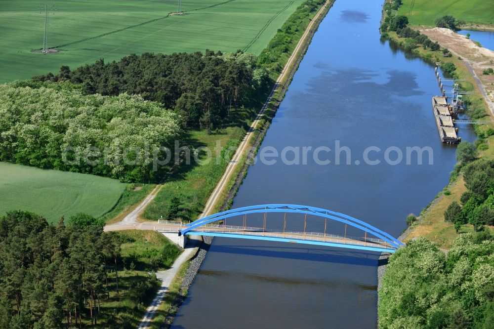 Aerial image Burg (bei Magdeburg) - Blue bridge over the Elbe-Havel-Kanal at the gravel pit of Niegripp in the West of the town of Burg (bei Magdeburg) in the state of Saxony-Anhalt. The distinct blue arc bridge spans the canal in the West of the town. The bridge is surrounded by forest and is one of several bridges on the canal