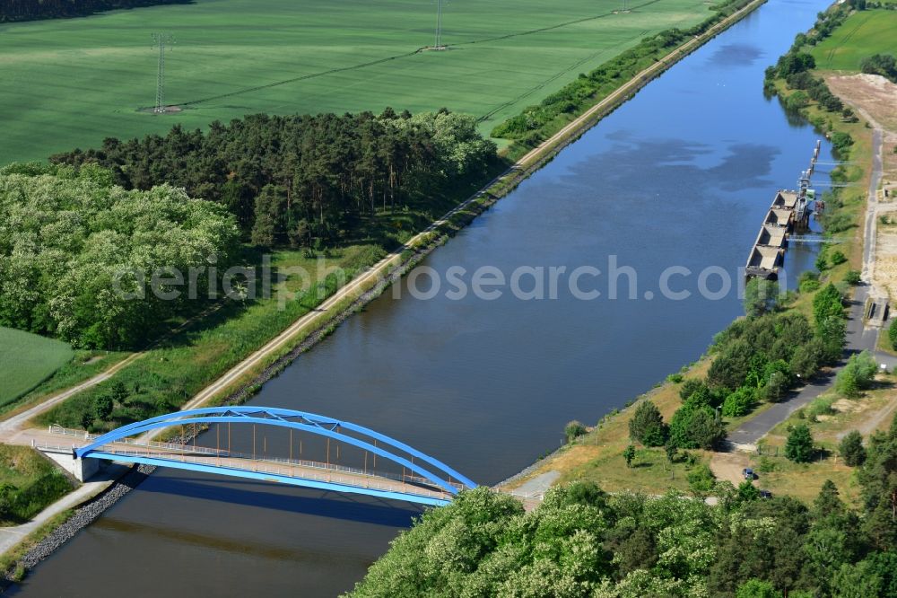 Aerial photograph Burg (bei Magdeburg) - Blue bridge over the Elbe-Havel-Kanal at the gravel pit of Niegripp in the West of the town of Burg (bei Magdeburg) in the state of Saxony-Anhalt. The distinct blue arc bridge spans the canal in the West of the town. The bridge is surrounded by forest and is one of several bridges on the canal