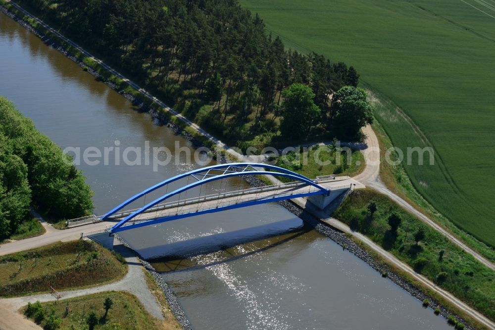 Burg (bei Magdeburg) from the bird's eye view: Blue bridge over the Elbe-Havel-Kanal at the gravel pit of Niegripp in the West of the town of Burg (bei Magdeburg) in the state of Saxony-Anhalt. The distinct blue arc bridge spans the canal in the West of the town. The bridge is surrounded by forest and is one of several bridges on the canal