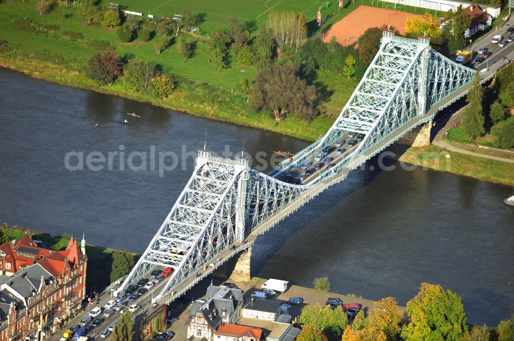 Dresden from the bird's eye view: Das Blaue Wunder - eigentlich Loschwitzer Brücke, verbindet den Schillerplatz in Blasewitz mit dem Körnerplatz in Loschwitz. Erbaut wurde die Brücke von Claus Köpcke und Hans Manfred Krüger. The blue wonder - actually Loschwitzer Brücke, chains the Schillerplatz in Blasewitz and the Körnerplatz in Loschwitz. It was built by Claus Köpcke and Hans Manfred Krüger.