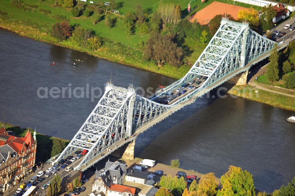 Aerial image Dresden - Das Blaue Wunder - eigentlich Loschwitzer Brücke, verbindet den Schillerplatz in Blasewitz mit dem Körnerplatz in Loschwitz. Erbaut wurde die Brücke von Claus Köpcke und Hans Manfred Krüger. The blue wonder - actually Loschwitzer Brücke, chains the Schillerplatz in Blasewitz and the Körnerplatz in Loschwitz. It was built by Claus Köpcke and Hans Manfred Krüger.