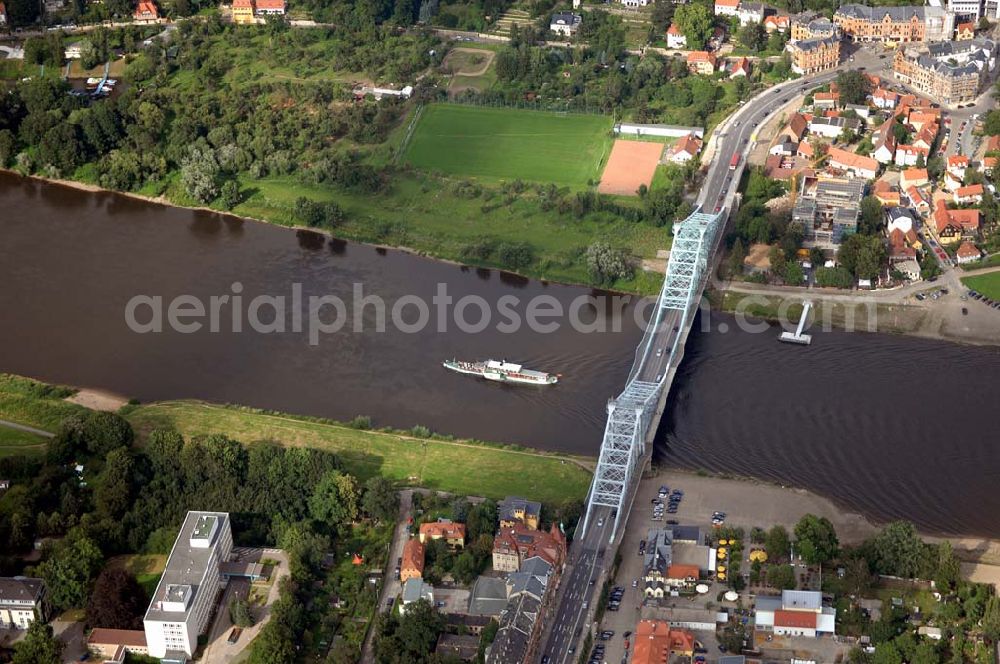 Dresden from the bird's eye view: Das „Blaue Wunder“ ist der volksmundliche Name der Loschwitzer Brücke in Dresden (bis 1912: „König-Albert-Brücke“). Sie ist eine Brücke über die Elbe und verbindet die Villengegenden bzw. Wohngegenden Blasewitz und Loschwitz miteinan der. Sie wurde 1893 fertiggestellt.