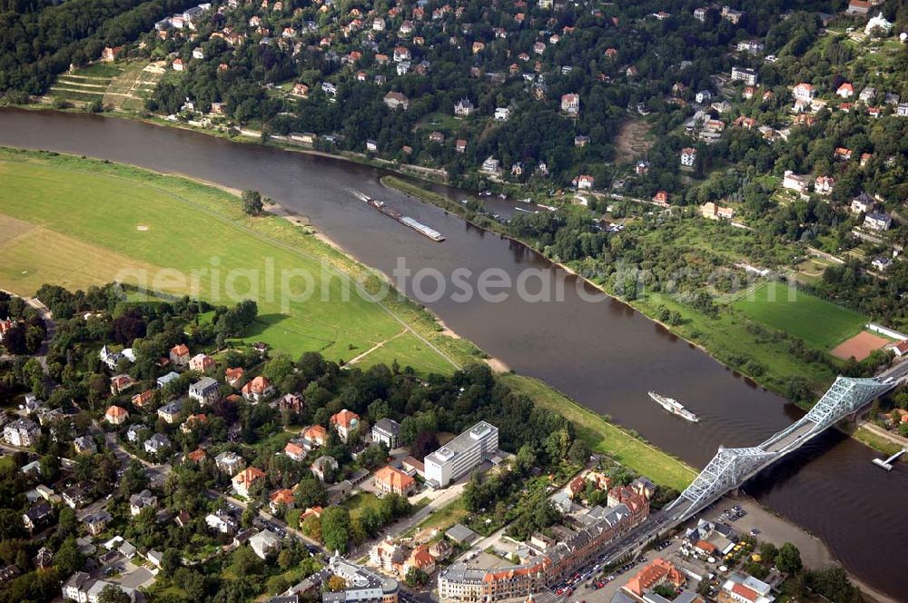 Aerial image Dresden - Das „Blaue Wunder“ ist der volksmundliche Name der Loschwitzer Brücke in Dresden (bis 1912: „König-Albert-Brücke“). Sie ist eine Brücke über die Elbe und verbindet die Villengegenden bzw. Wohngegenden Blasewitz und Loschwitz miteinan der. Sie wurde 1893 fertiggestellt.