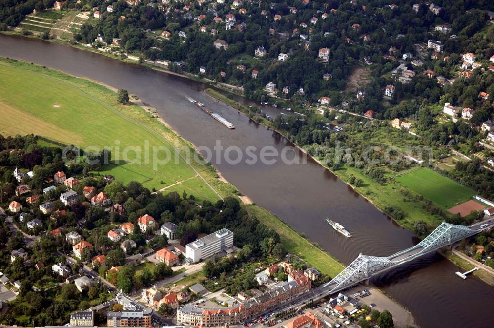 Aerial photograph Dresden - Das „Blaue Wunder“ ist der volksmundliche Name der Loschwitzer Brücke in Dresden (bis 1912: „König-Albert-Brücke“). Sie ist eine Brücke über die Elbe und verbindet die Villengegenden bzw. Wohngegenden Blasewitz und Loschwitz miteinan der. Sie wurde 1893 fertiggestellt.