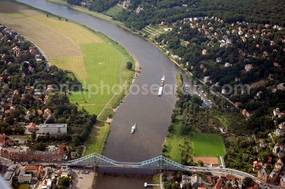 Dresden from above - Das „Blaue Wunder“ ist der volksmundliche Name der Loschwitzer Brücke in Dresden (bis 1912: „König-Albert-Brücke“). Sie ist eine Brücke über die Elbe und verbindet die Villengegenden bzw. Wohngegenden Blasewitz und Loschwitz miteinan der. Sie wurde 1893 fertiggestellt.