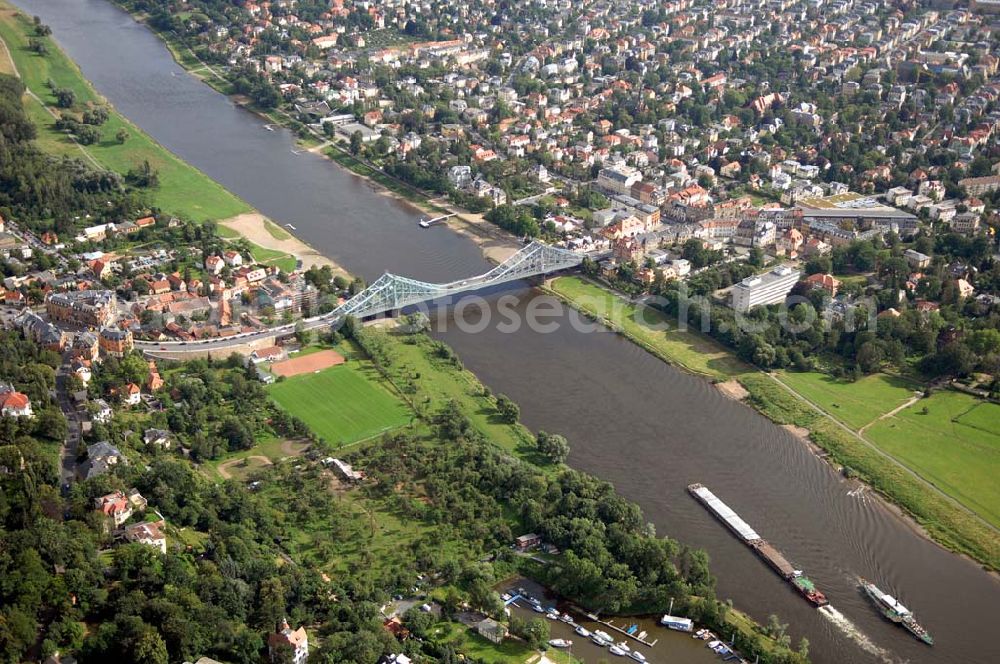 Dresden from the bird's eye view: Das „Blaue Wunder“ ist der volksmundliche Name der Loschwitzer Brücke in Dresden (bis 1912: „König-Albert-Brücke“). Sie ist eine Brücke über die Elbe und verbindet die Villengegenden bzw. Wohngegenden Blasewitz und Loschwitz miteinan der. Sie wurde 1893 fertiggestellt.