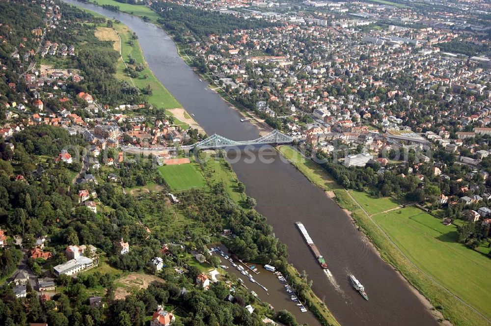 Aerial image Dresden - Das „Blaue Wunder“ ist der volksmundliche Name der Loschwitzer Brücke in Dresden (bis 1912: „König-Albert-Brücke“). Sie ist eine Brücke über die Elbe und verbindet die Villengegenden bzw. Wohngegenden Blasewitz und Loschwitz miteinan der. Sie wurde 1893 fertiggestellt.