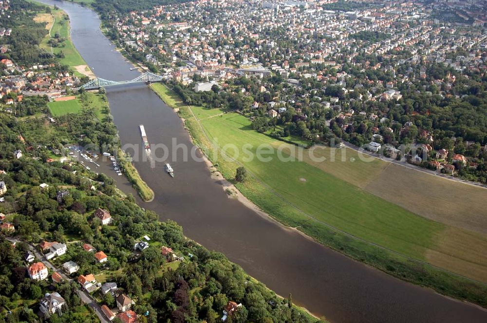 Dresden from above - Das „Blaue Wunder“ ist der volksmundliche Name der Loschwitzer Brücke in Dresden (bis 1912: „König-Albert-Brücke“). Sie ist eine Brücke über die Elbe und verbindet die Villengegenden bzw. Wohngegenden Blasewitz und Loschwitz miteinan der. Sie wurde 1893 fertiggestellt.