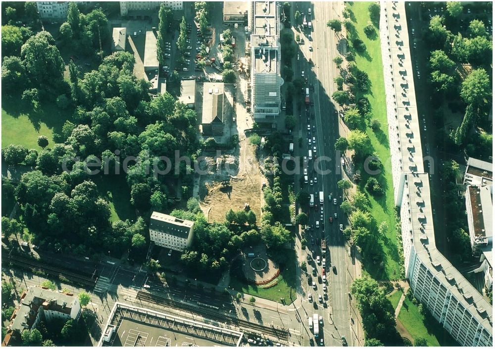 Aerial image Berlin - 06.07.2004 Abrißfläche des Wohnhochhauses der HOWOGE an der Frankfurter Allee 110 in Berlin Lichtenberg.