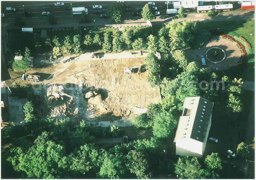 Aerial photograph Berlin - 06.07.2004 Abrißfläche des Wohnhochhauses der HOWOGE an der Frankfurter Allee 110 in Berlin Lichtenberg.