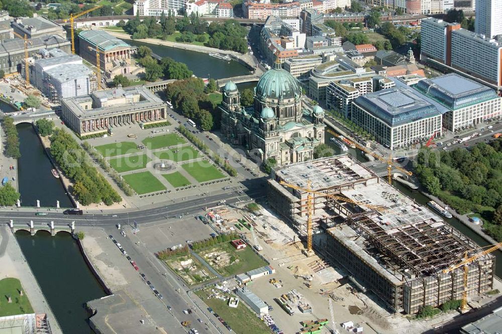 Aerial photograph Berlin - Blick auf die Abrißarbeiten am Palast der Republik und die Rekonstruktions- und Umbauarbeiten an der Berliner Museumsinsel und das Bodemuseum.