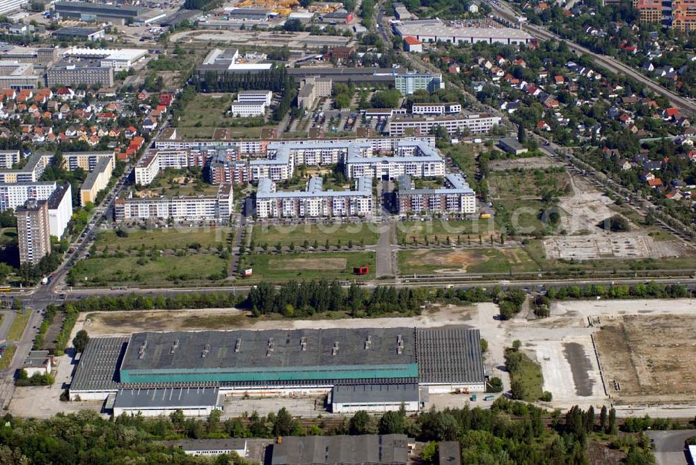 Aerial photograph Hohenschönhausen - Abrissgebäude ehemaliges Grosshandelsgebäude an der Landsberger Alle, Ecke Rhinstrasse, Nutzfläche IKEA Neubau. Im Hintergrund das Wohngebiet Weiße Taube.