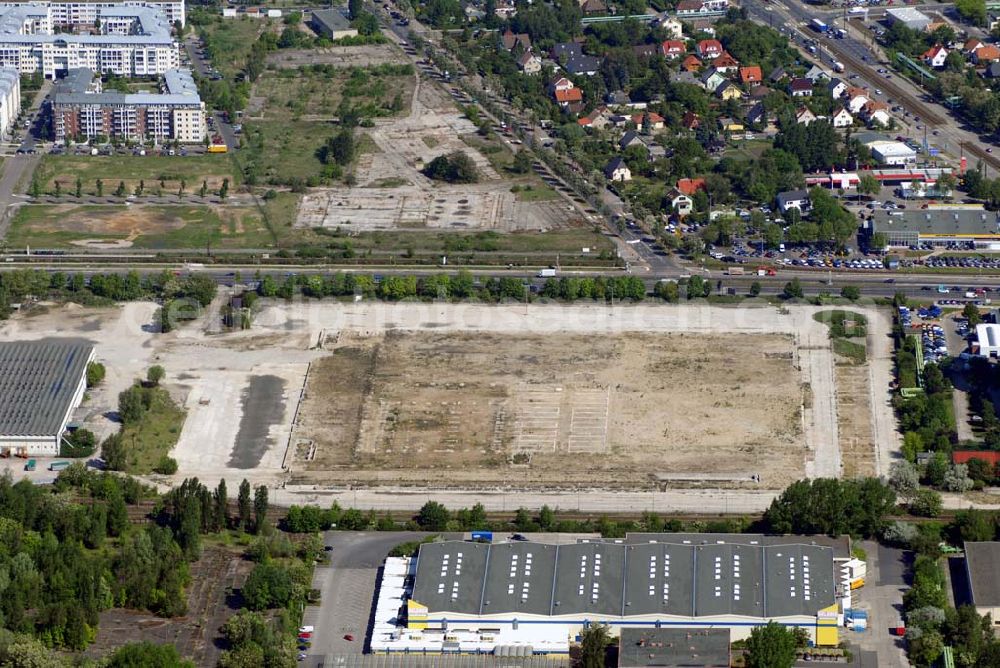 Aerial image Hohenschönhausen - Abrissgebäude ehemaliges Grosshandelsgebäude an der Landsberger Alle, Ecke Rhinstrasse, Nutzfläche IKEA Neubau.