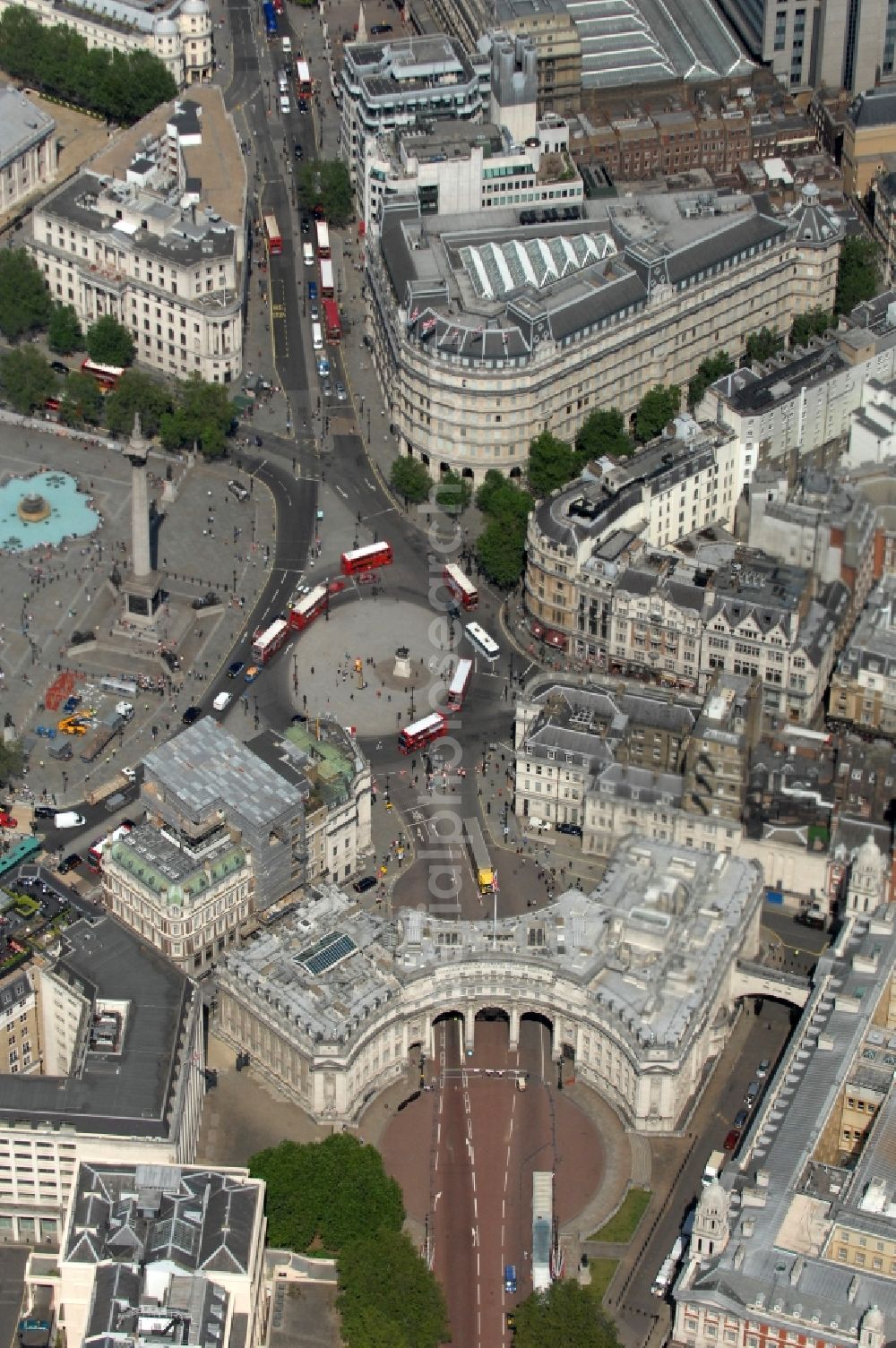 London from above - View on the tourist attraction Admiralty Arch, a central place of interest and building of admiralty in London. The sight, which was completed in 1912, is connected with the old wing of the Ministry of Defence and with the Old Admiralty Building with the help of a bridge and contains office space, which is currently used by the Cabinet Office