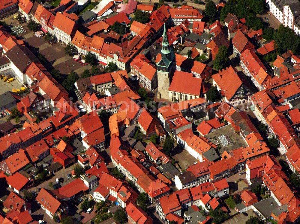 Osterode from above - 29.08.2005 Osterode, Die St. Aegidien Kirche stammt aus dem Mittelalter und wurde nach einem verheerenden Stadtbrand im 16. Jahrhundert wieder errichtet. Im Kirchturm an der Westseite befand sich noch bis 1936 die Wohnung des Turmwächters, der bei Feuer Alarm zu geben hatte. 1950 wurde die Turmspitze mit Kupfer verkleidet, weil die bis dahin schiefergedeckten Aufbauten für den stark nach Westen überhängenden Turm zu schwer geworden waren.