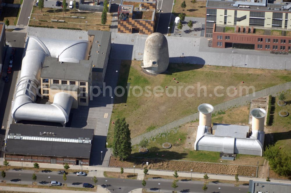 Aerial photograph Berlin - Blick auf den Aerodynamischen Park in Berlin Adlershof. Er ist Teil einer Folge von Plätzen und Freiräumen. Seinen Namen erhielt dieser kleine Park (Landschaftsgestaltung durch das Büro Thomanek und Duquesnoy) durch drei eigentümliche Architekturen: Der Trudelturm, der Schallgedämpfte Motorenprüfstand und der Große Windkanal. Die Baudenkmale wurden im Laufe der 1920er und 1930er Jahre als Bestandteile der damals am Flugplatz Johannisthal angesiedelten Deutschen Versuchsanstalt für Luftfahrt errichtet.