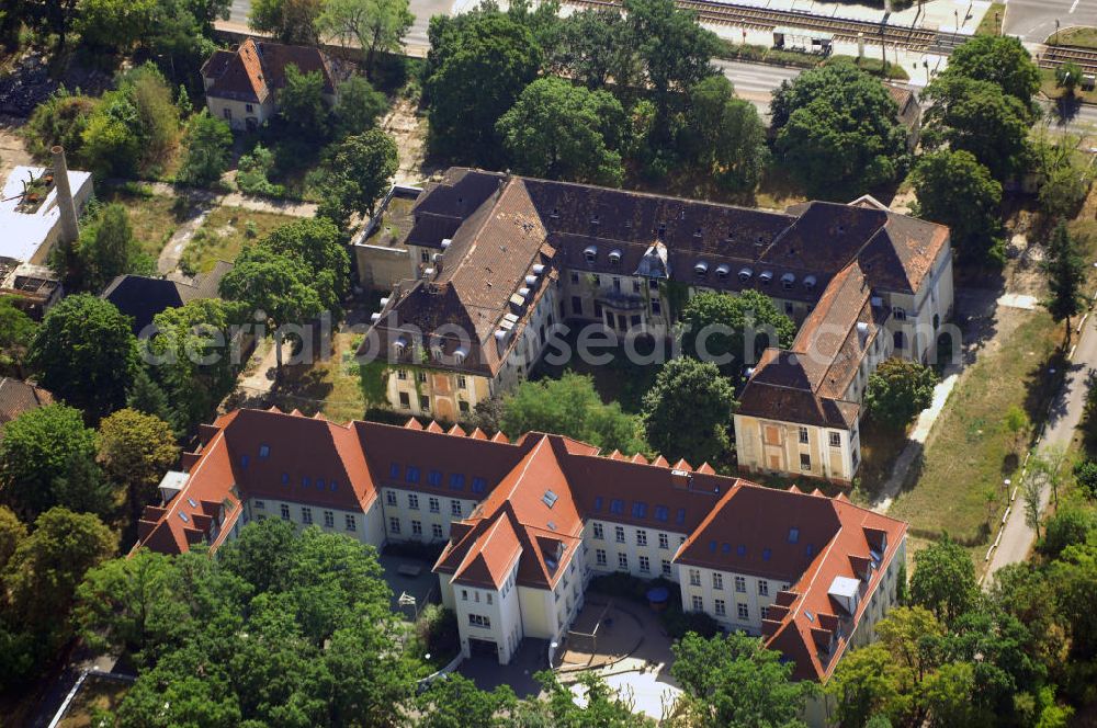 Aerial image Berlin - Blick auf das Gelände des ehemaligen evangelischen Diakoniewerk Königin Elisabeth in der Treskowallee. Zwischen 1945 und 1991 diente es der Sowjetischen Armee als Militärhospital. Ein Trakt steht leer, der an dere wurde saniert und beinhaltet heute die Albatros-Schule (Förderschule für geistig Behinderte). Adresse: Treskowallee 222, 12459 Berlin,Tel. +49 (0)30 5300299 0, Albatros-schule.cids @t-online.de