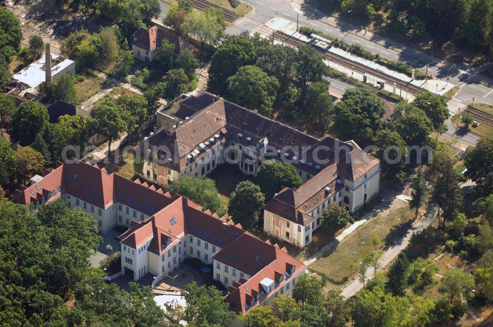 Aerial photograph Berlin - Blick auf das Gelände des ehemaligen evangelischen Diakoniewerk Königin Elisabeth in der Treskowallee. Zwischen 1945 und 1991 diente es der Sowjetischen Armee als Militärhospital. Ein Trakt steht leer, der an dere wurde saniert und beinhaltet heute die Albatros-Schule (Förderschule für geistig Behinderte). Adresse: Treskowallee 222, 12459 Berlin,Tel. +49 (0)30 5300299 0, Albatros-schule.cids@t-online.de