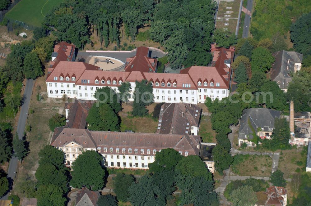 Berlin from above - Blick auf das Gelände des ehemaligen evangelischen Diakoniewerk Königin Elisabeth in der Treskowallee. Zwischen 1945 und 1991 diente es der Sowjetischen Armee als Militärhospital. Ein Trakt steht leer, der an dere wurde saniert und beinhaltet heute die Albatros-Schule (Förderschule für geistig Behinderte). Adresse: Treskowallee 222, 12459 Berlin,Tel. +49 (0)30 5300299 0, Albatros-schule.cids@t-online.de