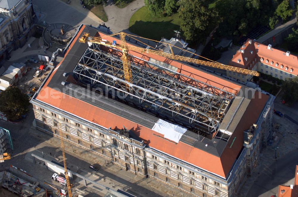 Aerial photograph Dresden - Blick auf das Albertinum Museum am Elbufer in Dresden. Es liegt am östlichen Ende der Brühlschen Terrasse und beherbergt die Galerie Neue Meister und die Skulpturensammlung der Staatlichen Kunstsammlungen Dresden. Seinen Namen bekam das Gebäude von seinem Bauherrn, König Albert I. von Sachsen. Es wurde zwischen 1884 und 1887 gebaut. Der Vorgängerbau des Albertinums war das Zeughaus. Es galt als eines der größten und berühmtesten in Europa und zählte zu Dresdens wichtigsten Renaissancebauwerken. Bei seiner Abtragung wurden Bauteile zur Errichtung des Albertinums wieder verwendet. Seit 2006 ist es wegen Sanierungs- und Umbauarbeiten geschlossen und soll 2010 wieder eröffnet werden. Die wahrscheinlich auffälligste Neuerung wird die Überdachung des Innenhofs sein, in dem ein modernes Depot mit Restaurierungswerkstätten sein wird. Anlass hierzu gab das Hochwasser der Elbe im Jahr 2002 wodurch es zu Überschwemmungen der Alstadt und somit auch des Albertinums kam. Da sich das Depot mit den Kunstwerken im Keller befand, musste eine große Rettungsaktion mit vielen Helfern stattfinden. Um so eine Situation in Zukunft zu umgehen, wird das neue Depot eine Art Arche sein und ca. 12 Meter über dem Boden im Innenhof schweben. Die Idee von der Arche für die Kunst stammt vom Berliner Architektenbüro Staab. Kontakt: Staatliche Kunstsammlungen Dresden, Postfach 120551 01006 Dresden, Tel. +49(0)351 4914 2000, Fax +49(0)351 4914 2001, Email: besucherservice@skd-dresden.de; Staab Architekten BDA Volker Staab + Alfred Nieuwenhuizen, Schlesische Str. 20 10997 Berlin, Tel. +49(0)30 617914 20, Fax +49(0)30 617914 11, Email: info@staab-architekten.com