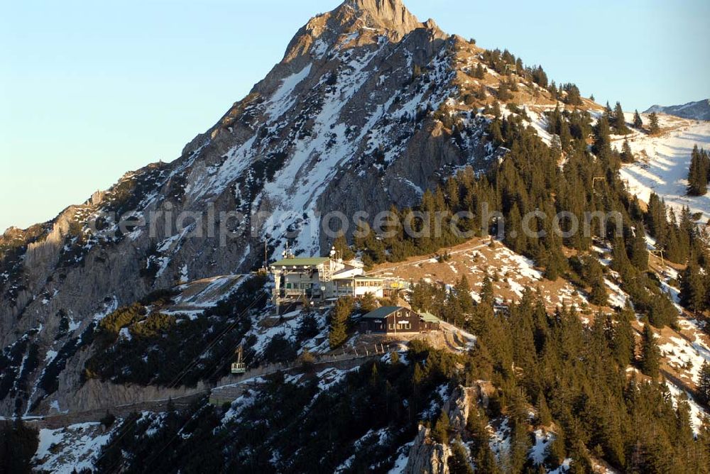 Hohenschwangau from above - Blick auf die Alpengaststätte zwischen dem Alpeles Kopf und dem Pilgerschrofen-Gletscher am Alpenrand bei Hohenschwangau in Bayern. Das Tegelberghaus, inmitten der Allgäuer Bergwelt gelegen, lädt das ganze Jahr hindurch zur Einkehr an. Egal, ob Wan derer, Bergsteiger oder Wintersportler, das ehemals königliche Jagdhaus (erbaut im Jahre 1835 von Maximilian II, dem Vater Ludwigs II) ist auch heute noch ein beliebtes Ausflugsziel für jung und alt. http://