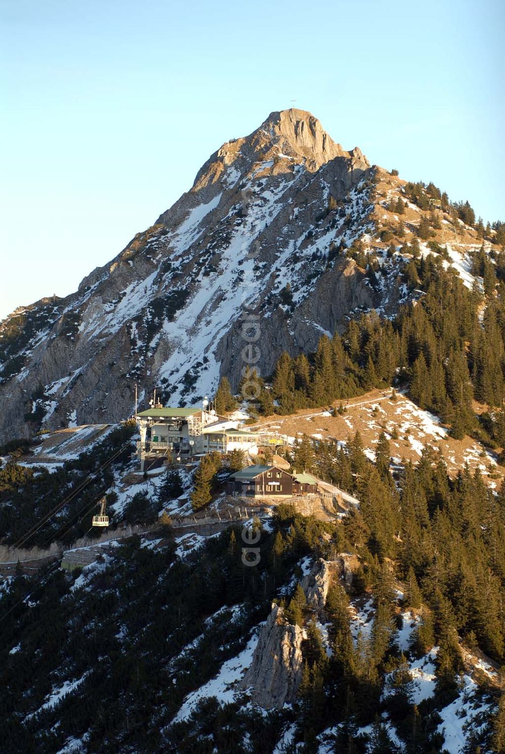 Hohenschwangau from the bird's eye view: Blick auf die Alpengaststätte zwischen dem Alpeles Kopf und dem Pilgerschrofen-Gletscher am Alpenrand bei Hohenschwangau in Bayern. Das Tegelberghaus, inmitten der Allgäuer Bergwelt gelegen, lädt das ganze Jahr hindurch zur Einkehr an. Egal, ob Wan derer, Bergsteiger oder Wintersportler, das ehemals königliche Jagdhaus (erbaut im Jahre 1835 von Maximilian II, dem Vater Ludwigs II) ist auch heute noch ein beliebtes Ausflugsziel für jung und alt. http://