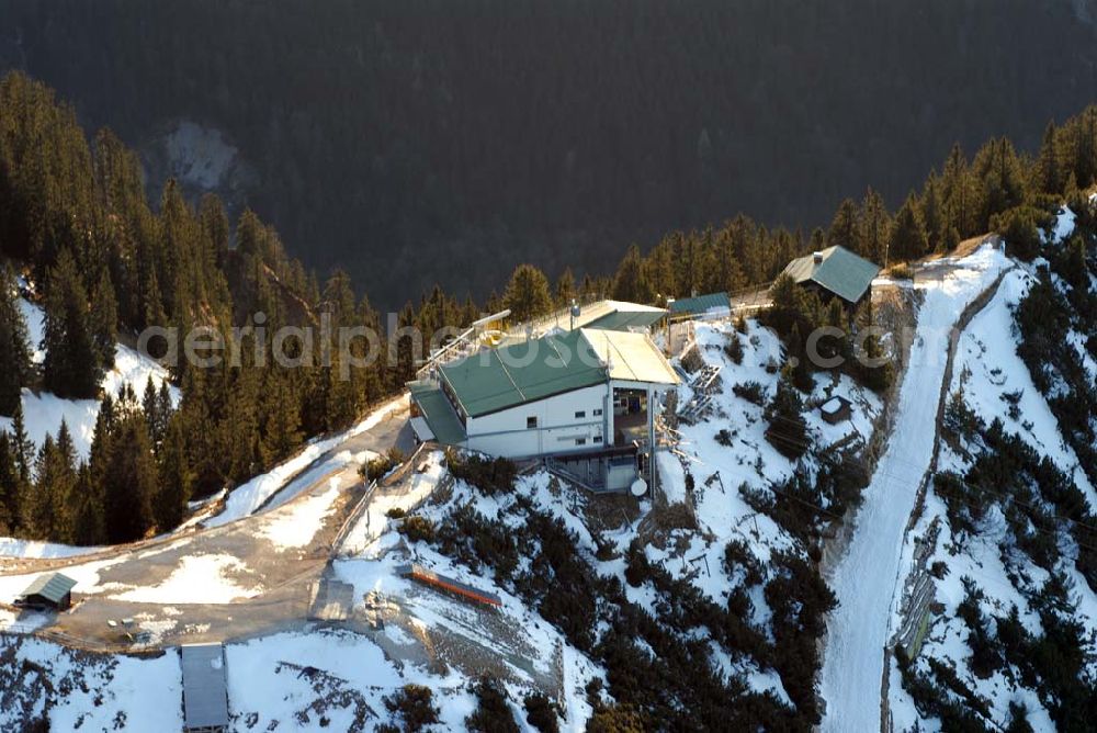 Hohenschwangau from the bird's eye view: Blick auf die Alpengaststätte zwischen dem Alpeles Kopf und dem Pilgerschrofen-Gletscher am Alpenrand bei Hohenschwangau in Bayern. Das Tegelberghaus, inmitten der Allgäuer Bergwelt gelegen, lädt das ganze Jahr hindurch zur Einkehr an. Egal, ob Wan derer, Bergsteiger oder Wintersportler, das ehemals königliche Jagdhaus (erbaut im Jahre 1835 von Maximilian II, dem Vater Ludwigs II) ist auch heute noch ein beliebtes Ausflugsziel für jung und alt. http://