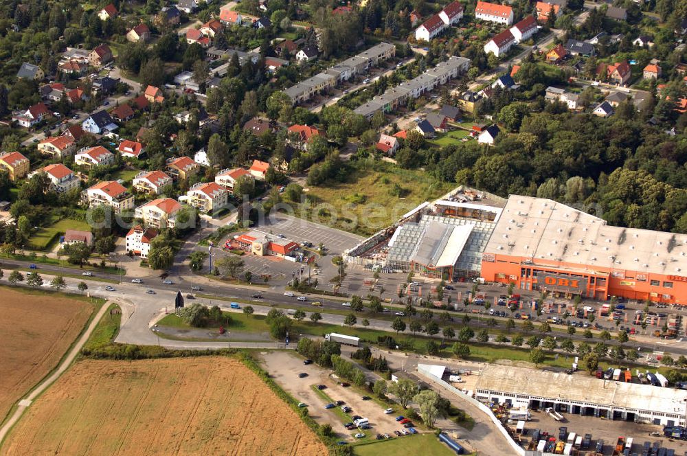 Berlin from above - Blick auf Alt-Mahlsdorf an der B1 / Neuenhagener Straße in Berlin Marzahn-Hellersdorf. Links im Bild befinden sich Ein- und Mehrfamilienhäuser während auf der rechten Seite verschieden Gewerbeeinheiten zu sehen sind. An der Seite ein OBI-Baumarkt und eher mittig eine Filiale von Burger King, sowie diverse Parkmöglichkeiten.