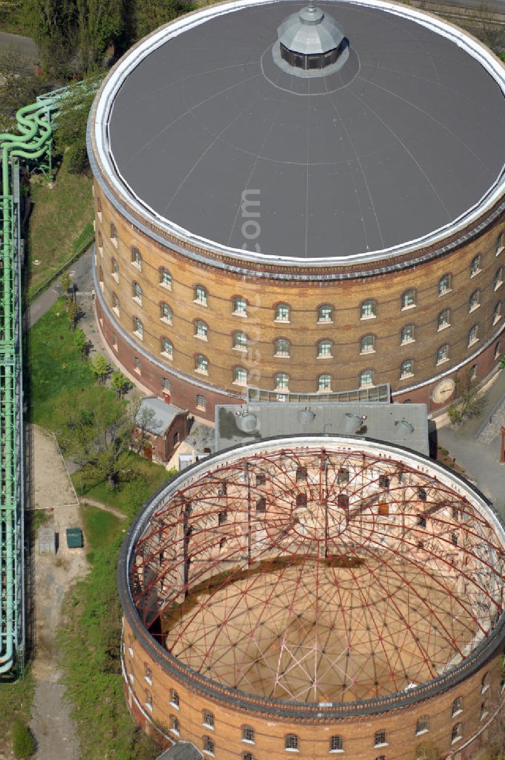 Leipzig from above - Blick auf das alte Gasometer in Leipzig. Es liegt an der B2 und ist heute ein Museum Panometer. Dort hat der Künstler Yadegar Asisi auf 106 x 31 Meter das alte Rom im Maßstab 1:1 wieder auferstehen lassen - ein 360° - Panoramagemälde. Adresse: Richard-Lehmann-Straße 114, 04275 Leipzig, Tel. +49 (0)341 1213396,