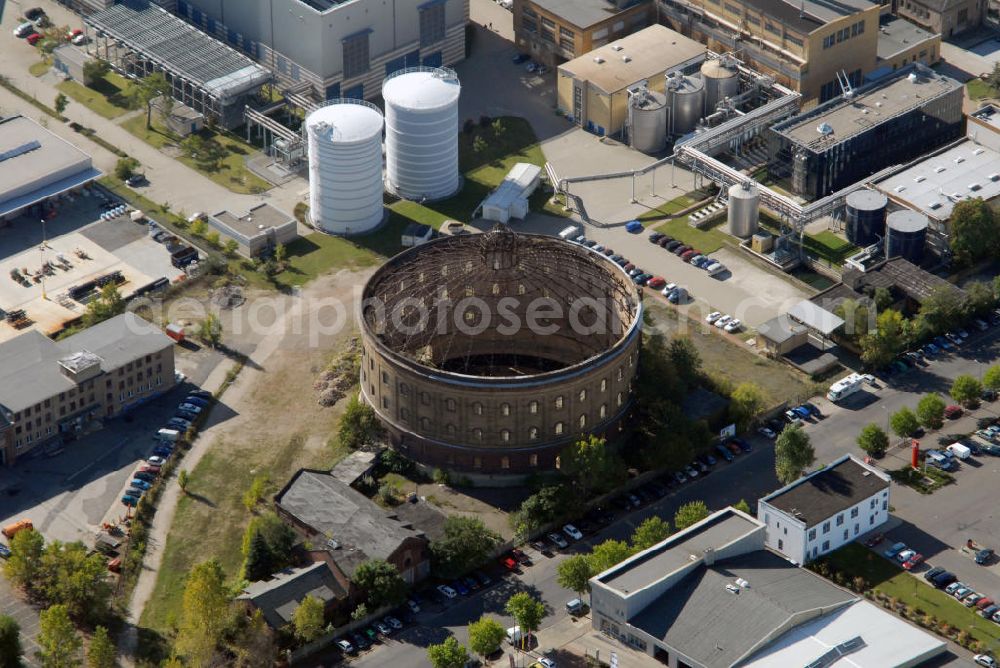 Leipzig from above - Blick auf das alte Gasometer, was die Stadt einst mit Gas versorgte und die Städtischen Werke. Inzwischen wurde das Gasometer zu einem Panometer umfunktioniert. Es wurde saniert und dient nun als Eventlocation für diverse Veranstaltungen. Besonders ist das Panorama-Bild des Berliner Künstlers Yadegar Asisi, das dem Betrachter einen Rundumblick auf das alte Rom verschafft. Das macht das Gasometer bzw. Panometer zu einer weiteren Sehenswürdigkeit der Stadt. Kontakt: Panometer Leipzig GmbH, Richard-Lehmann Straße 114 04275 Leipzig, Tel. +49(0)341 12133 96, Fax +49(0)341 12133 89, Email: office-leipzig@panometer.de; Stadtwerke Leipzig GmbH Postfach 100614 04006 Leipzig, Tel. +49(0)341 121 30, Fax +49(0)341 121 6828, Email: kunden-service-center@swl.de