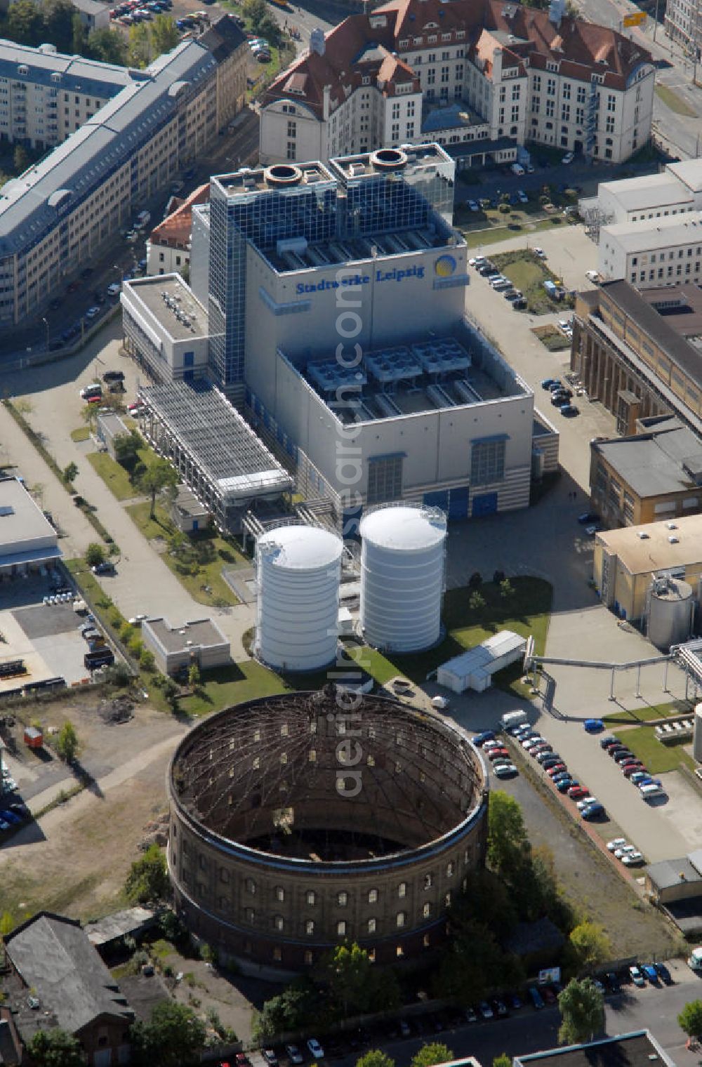 Aerial photograph Leipzig - Blick auf das alte Gasometer, was die Stadt einst mit Gas versorgte und die Städtischen Werke. Inzwischen wurde das Gasometer zu einem Panometer umfunktioniert. Es wurde saniert und dient nun als Eventlocation für diverse Veranstaltungen. Besonders ist das Panorama-Bild des Berliner Künstlers Yadegar Asisi, das dem Betrachter einen Rundumblick auf das alte Rom verschafft. Das macht das Gasometer bzw. Panometer zu einer weiteren Sehenswürdigkeit der Stadt. Kontakt: Panometer Leipzig GmbH, Richard-Lehmann Straße 114 04275 Leipzig, Tel. +49(0)341 12133 96, Fax +49(0)341 12133 89, Email: office-leipzig@panometer.de; Stadtwerke Leipzig GmbH Postfach 100614 04006 Leipzig, Tel. +49(0)341 121 30, Fax +49(0)341 121 6828, Email: kunden-service-center@swl.de